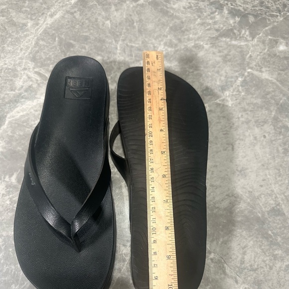 Reef Women's Beach Classic Leather Flip Flop Sandals Black, Measures SZ 8.5-9 - Picture 5 of 6